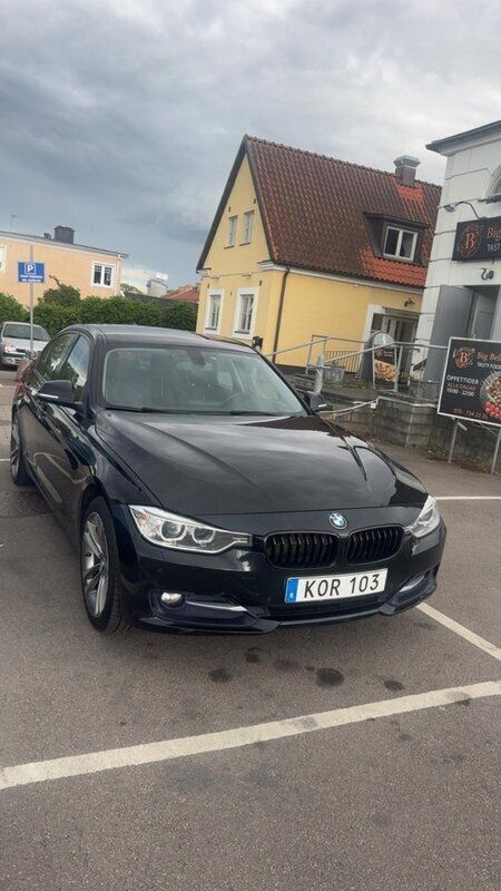 Svart Begagnad 2015 BMW 320 Sport Line Sedan | 159 000 kr (Marknadspris) - Bild 1/4