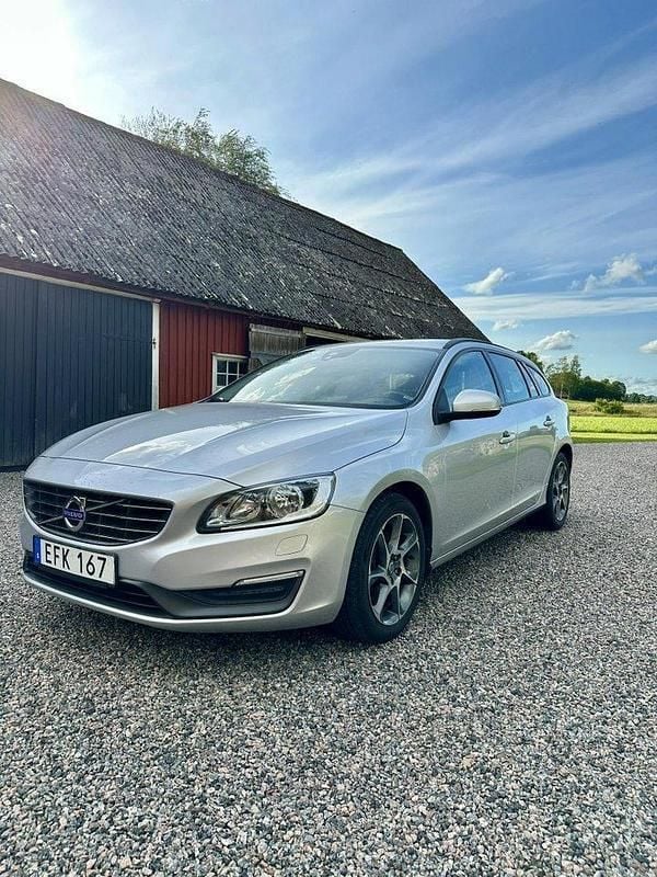 Silver Begagnad 2015 Volvo V60 Kinetic Kombi | 125 000 kr (Marknadspris) - Bild 1/4