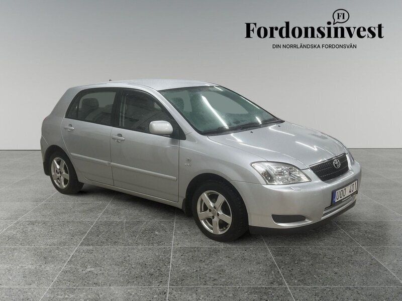 Silver Begagnad 2004 Toyota Corolla Halvkombi | 29 800 kr (Lite dyr) - Bild 1/4