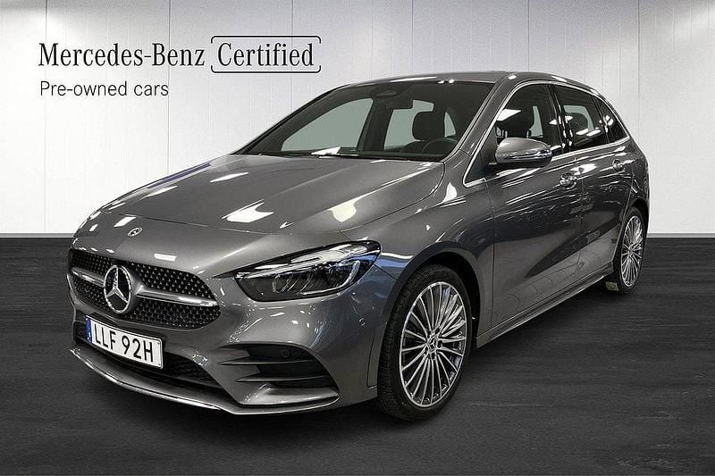 Mörkgrå Begagnad 2023 Mercedes B250e AMG Line Premium Minibuss | 387 000 kr - Bild 1/4