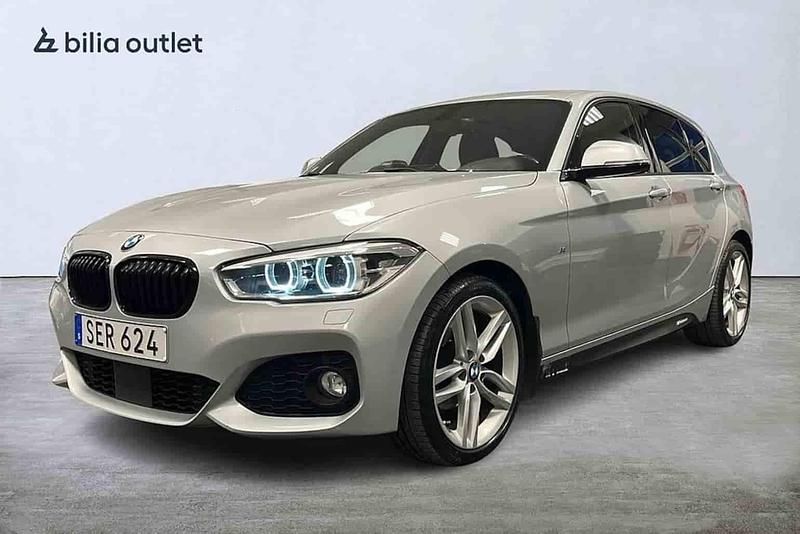 Silver Begagnad 2016 BMW 118 Halvkombi | 154 900 kr (Lite dyr) - Bild 1/1