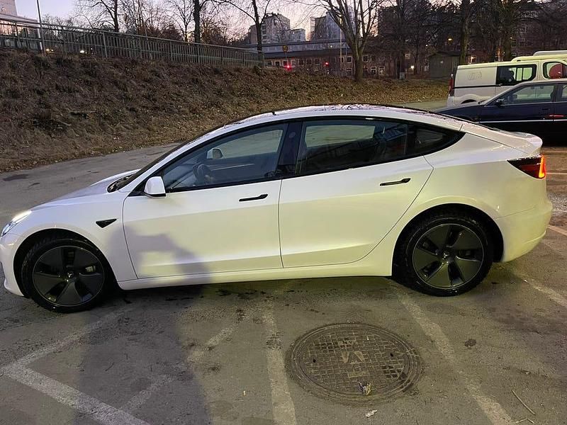 Begagnad 2021 Tesla Model 3 Long Range AWD Sedan | 295 000 kr (Marknadspris) - Bild 1/4