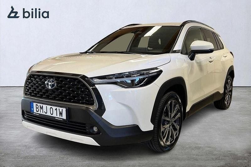 Vit Begagnad 2023 Toyota Corolla Cross Style SUV | 369 000 kr (Marknadspris) - Bild 1/3