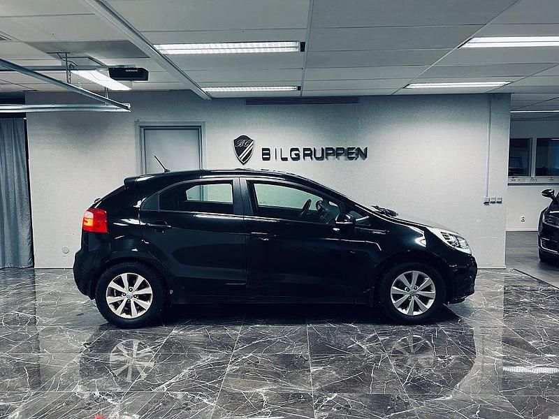 Begagnad Kia Rio 84 HK (61 kW) 2012 Svart Halvkombi