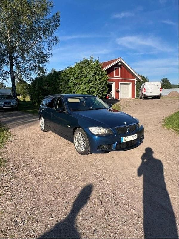 Blå Begagnad 2006 BMW 320 M Sport Kombi | 35 000 kr (Superpris) - Bild 1/4