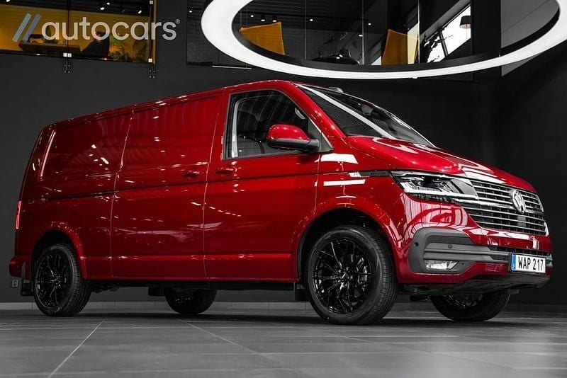 Röd Begagnad 2023 VW T6.1 SE Van | 498 750 kr (Marknadspris) - Bild 1/4