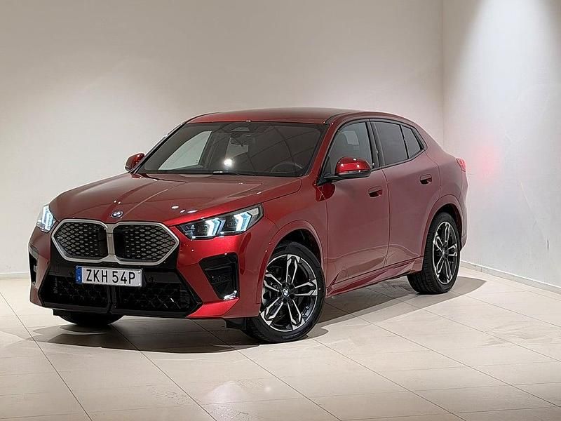 Röd Begagnad 2026 BMW iX2 M Sport SUV | 529 000 kr - Bild 1/4