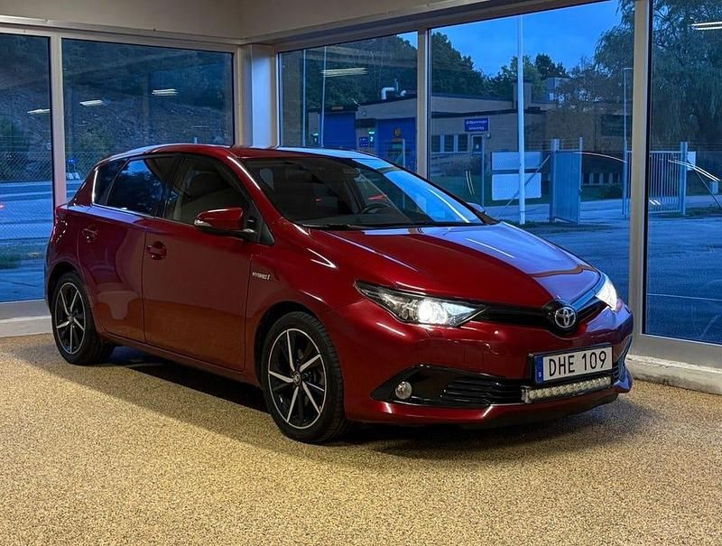 Röd Begagnad 2017 Toyota Auris Hybrid Comfort Halvkombi | 114 900 kr (Marknadspris) - Bild 1/4