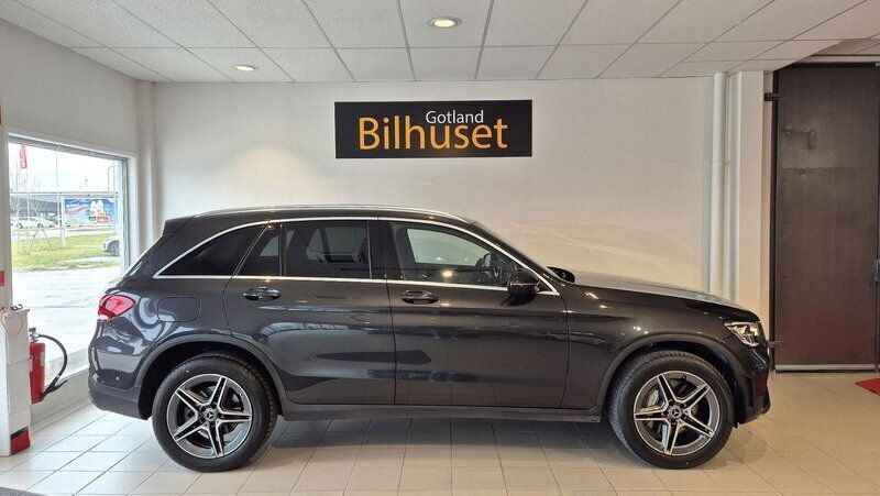 Grå Begagnad 2021 Mercedes GLC300e AMG line SUV | 469 800 kr (Marknadspris) - Bild 1/4