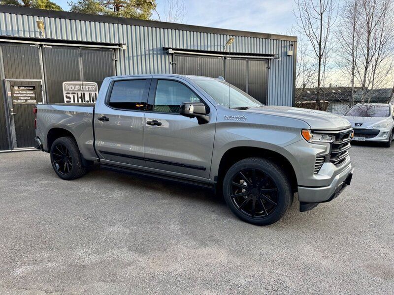 Mörkgrå (grå) Begagnad 2023 Chevrolet Silverado Van | 1 111 250 kr - Bild 1/4