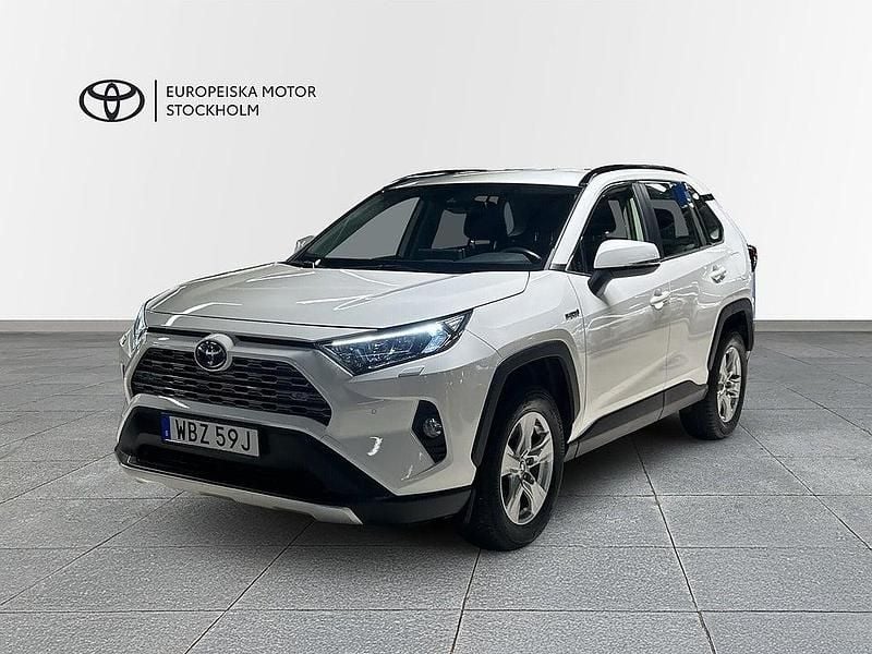 Vit Begagnad 2020 Toyota RAV4 Hybrid Active SUV | 339 900 kr (Marknadspris) - Bild 1/4