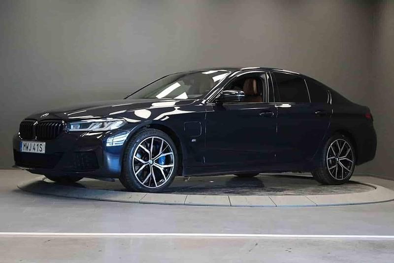 Svart Begagnad 2021 BMW 545e Sedan | 499 000 kr - Bild 1/1