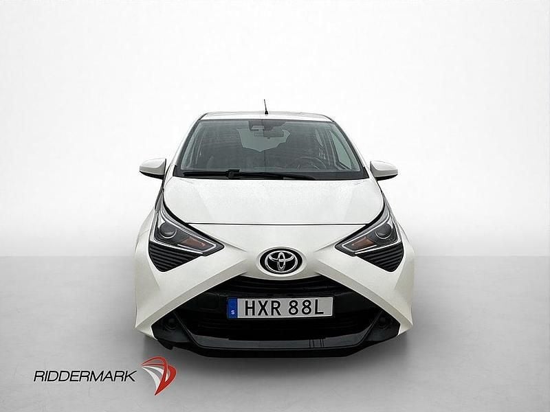 Begagnad Toyota Aygo X-play 72 HK (52 kW) 2020 Vit Halvkombi