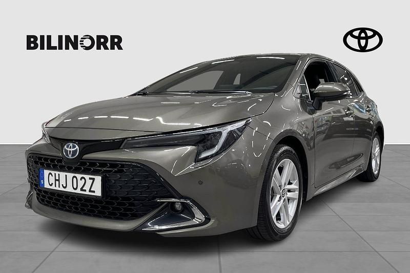 Begagnad Toyota Corolla Hybrid Style 141 HK (103 kW) 2024 Grön Halvkombi