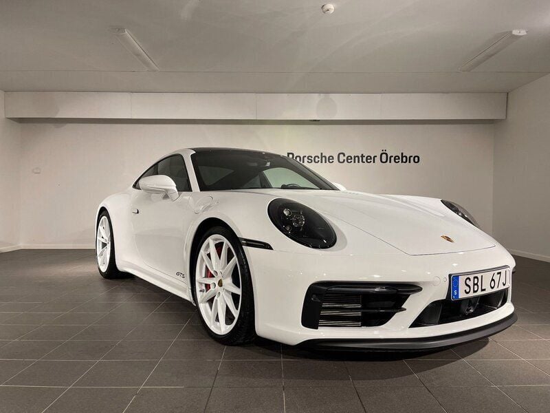 Vit Ny 2024 Porsche 911 Carrera 4 GTS Sportkupé | 1 829 000 kr (Bra pris) - Bild 1/4
