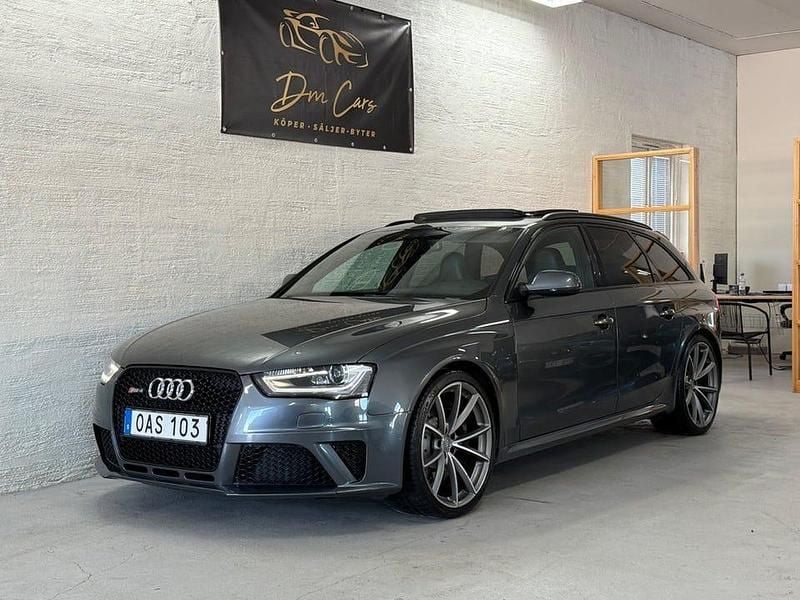 Grå Begagnad 2014 Audi RS4 Kombi | 429 900 kr (Marknadspris) - Bild 1/4