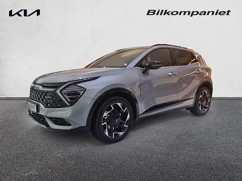 Lunar silver (css) Ny 2025 Kia Sportage GT-Line SUV | 479 900 kr (Marknadspris) - Bild 1/4