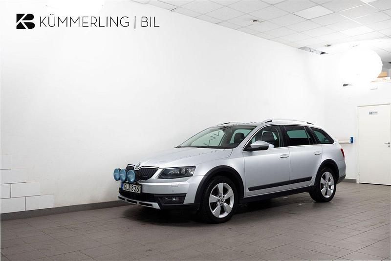 Silver Begagnad 2016 Skoda Octavia Scout Kombi | 174 900 kr (Marknadspris) - Bild 1/4