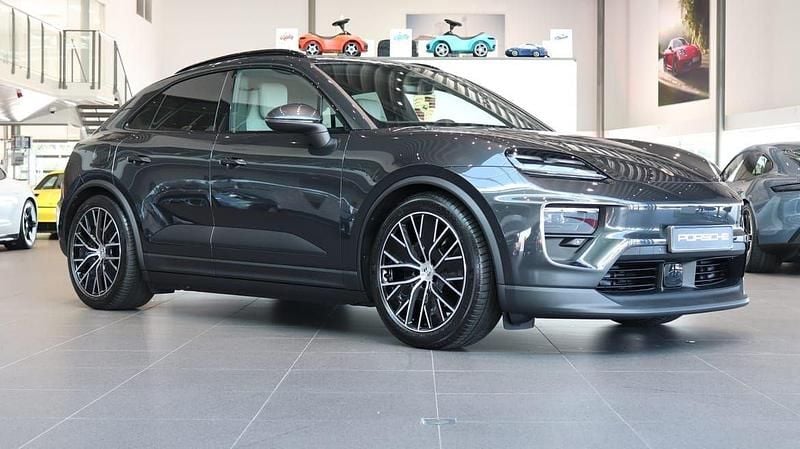 Grå Ny 2025 Porsche Macan 4 Electric SUV | 989 000 kr (Marknadspris) - Bild 1/4