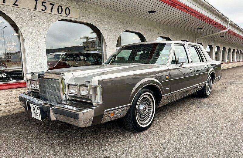 Grå Begagnad 1988 Lincoln Town Car Sedan | 185 000 kr - Bild 1/4