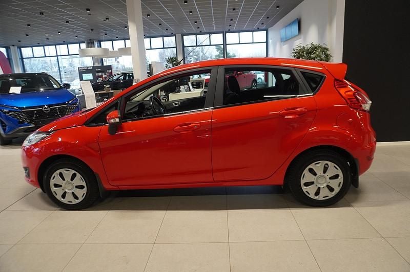 Begagnad Ford Fiesta 80 HK (58 kW) 2015 Röd Halvkombi