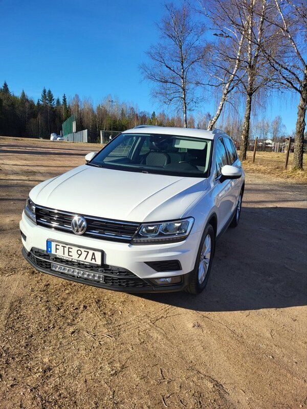 Vit Begagnad 2020 VW Tiguan SUV | 255 000 kr (Superpris) - Bild 1/4