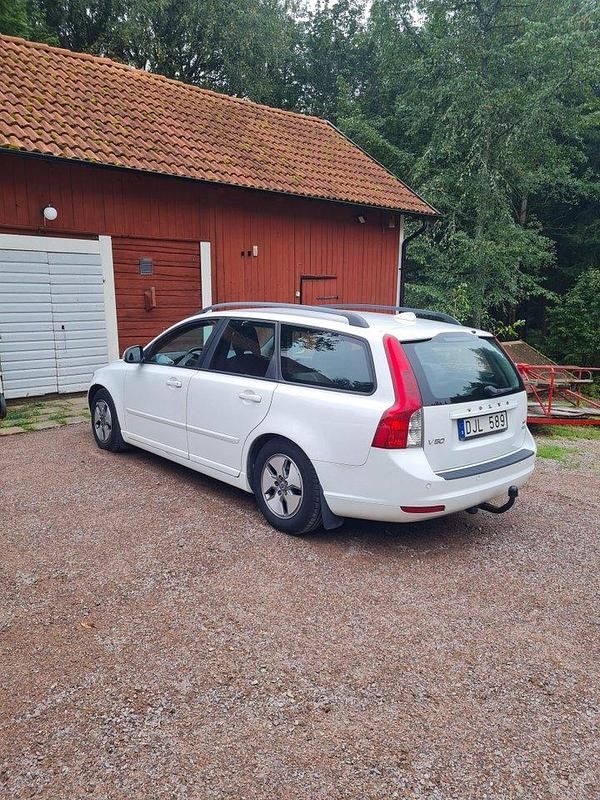 Vit Begagnad 2010 Volvo V50 Momentum Kombi | 20 000 kr (Superpris) - Bild 1/4