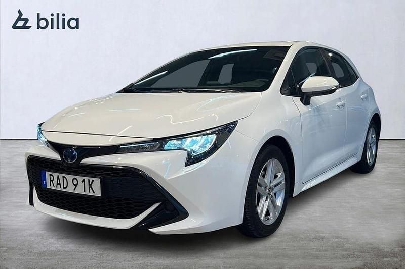 Vit Begagnad 2022 Toyota Corolla Hybrid Active Halvkombi | 239 900 kr (Marknadspris) - Bild 1/4