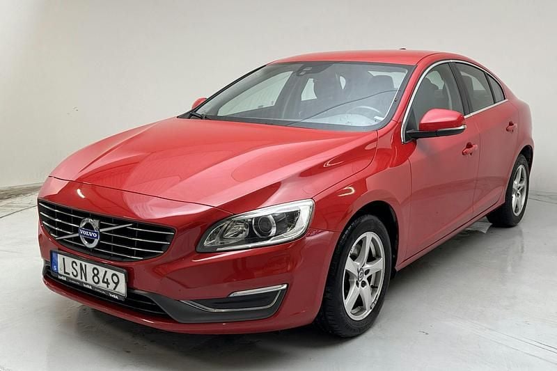 Röd Begagnad 2015 Volvo S60 Momentum Sedan | 178 800 kr (Marknadspris) - Bild 1/4