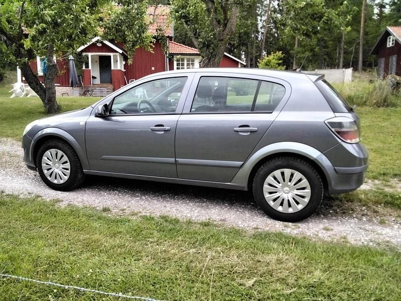 Grå Begagnad 2008 Opel Astra Halvkombi | 23 000 kr (Marknadspris) - Bild 1/4