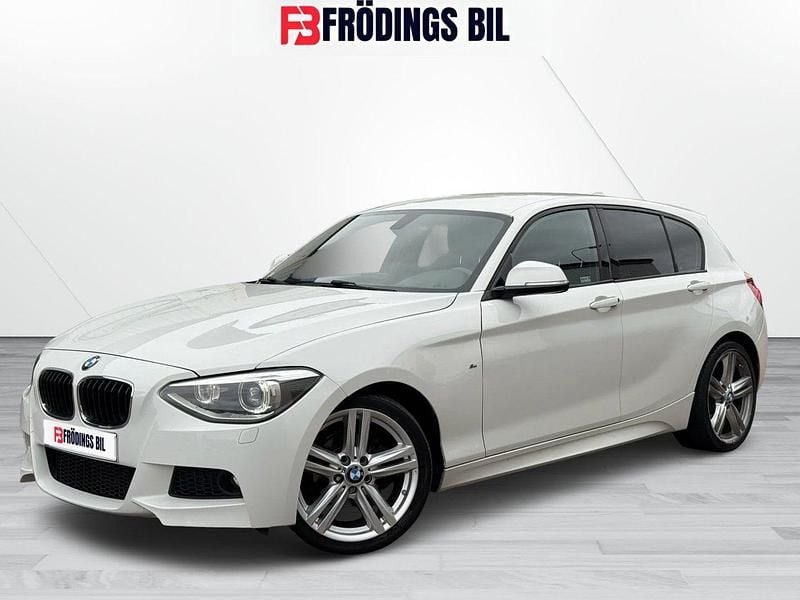 Vit Begagnad 2015 BMW 116 M Sport Halvkombi | 109 900 kr (Marknadspris) - Bild 1/4