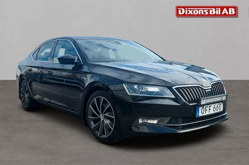 Svart Begagnad 2016 Skoda Superb Halvkombi | 179 000 kr (Marknadspris) - Bild 1/4