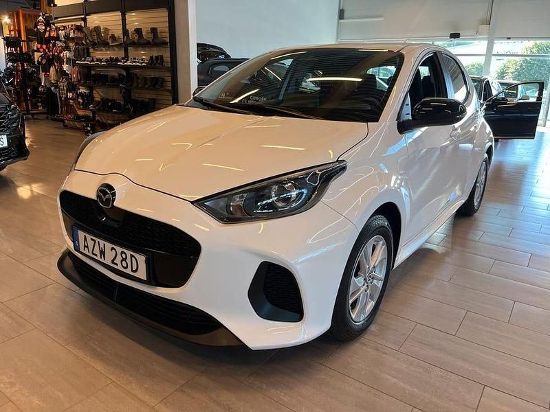 Vit Begagnad 2024 Mazda 2 Center-Line Halvkombi | 228 000 kr (Marknadspris) - Bild 1/4