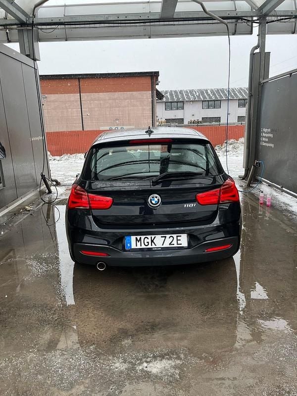 Begagnad 2019 BMW 118 Halvkombi | 163 500 kr (Marknadspris) - Bild 1/4