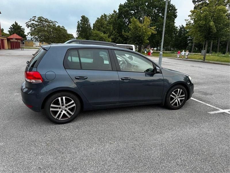 Grå Begagnad 2011 VW Golf VI Halvkombi | 70 000 kr (Marknadspris) - Bild 1/4