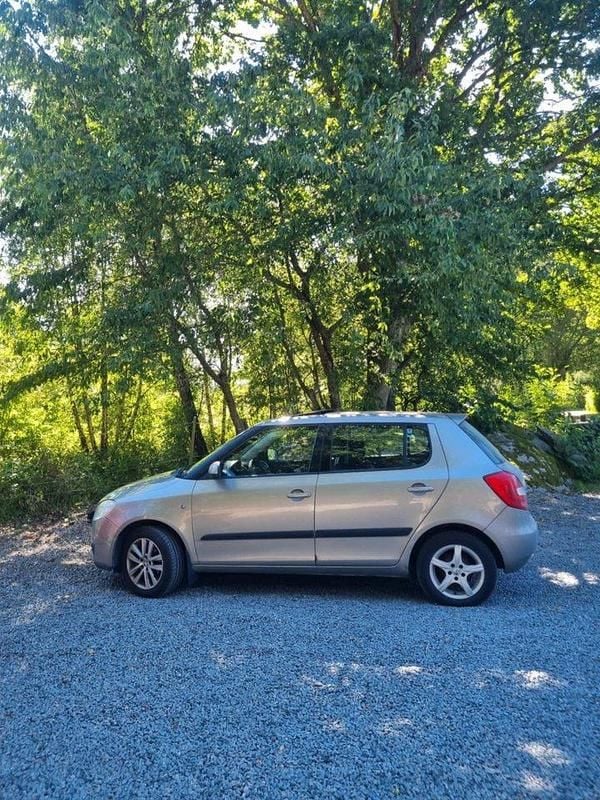 Brun Begagnad 2008 Skoda Fabia Ambiente Halvkombi | 15 500 kr (Bra pris) - Bild 1/4