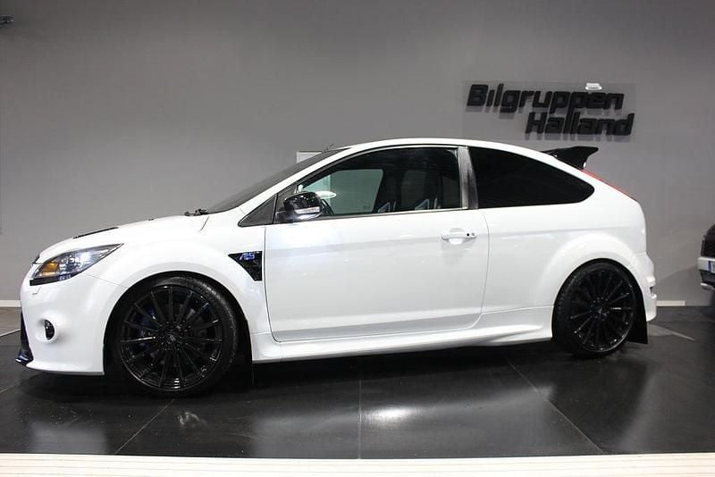 Begagnad Ford Focus RS 305 HK (224 kW) 2010 Frozen vit Halvkombi