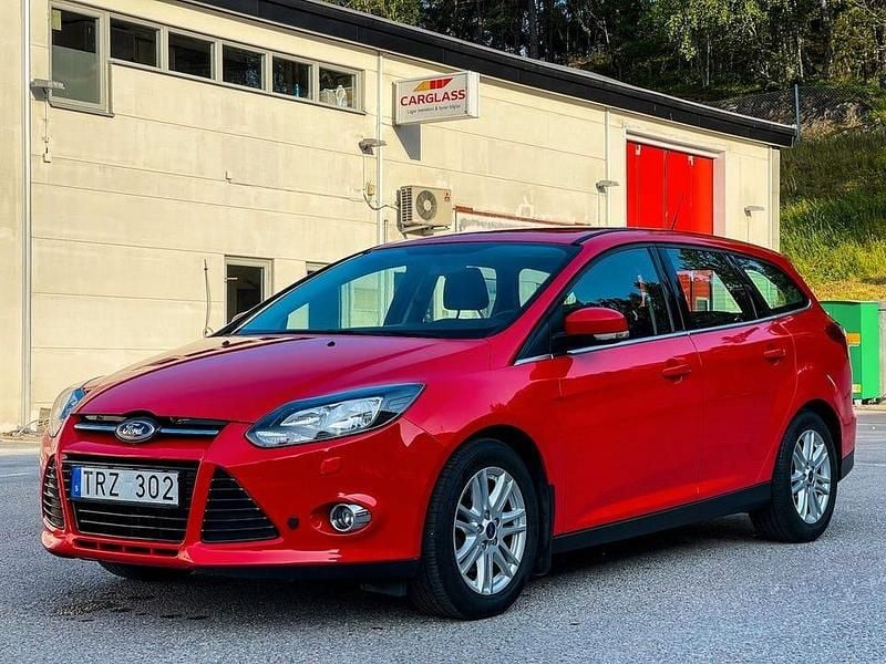 Röd Begagnad 2013 Ford Focus Titanium Kombi | 69 900 kr (Marknadspris) - Bild 1/4