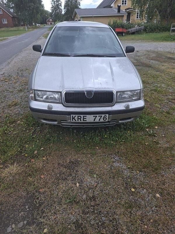 Grå Begagnad 2000 Skoda Octavia Kombi | 5 000 kr (Marknadspris) - Bild 1/3