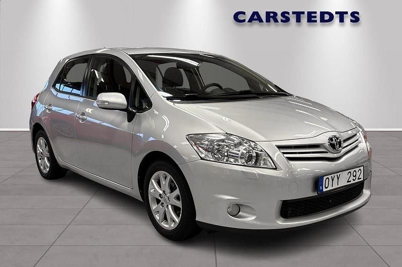 Silver Begagnad 2011 Toyota Auris Plus Halvkombi | 99 900 kr (Lite dyr) - Bild 1/4