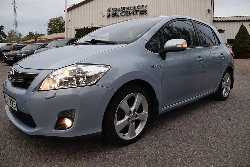 Ljusblå Begagnad 2011 Toyota Auris Hybrid Comfort Halvkombi | 99 900 kr (Marknadspris) - Bild 1/4