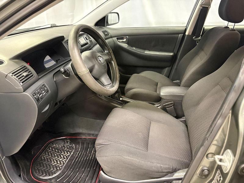 Grå Begagnad 2005 Toyota Corolla Halvkombi | 37 900 kr (Marknadspris) - Bild 1/4