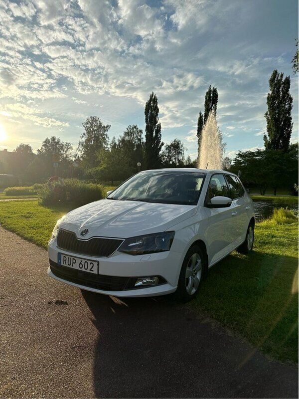 Vit Begagnad 2016 Skoda Fabia Style Halvkombi | 90 000 kr (Marknadspris) - Bild 1/4