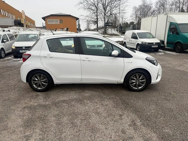 Begagnad Toyota Yaris Hybrid Active 101 HK (74 kW) 2018 Vit Halvkombi