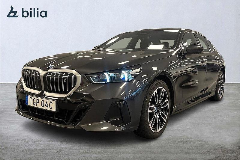 Grå Begagnad 2024 BMW i5 M Sport Sedan | 699 000 kr (Superpris) - Bild 1/4