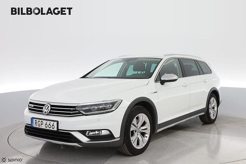 Vit Begagnad 2016 VW Passat SUV | 209 800 kr (Dyr) - Bild 1/4