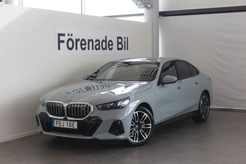 Grå Begagnad 2024 BMW i5 M Sport Sedan | 679 000 kr - Bild 1/4