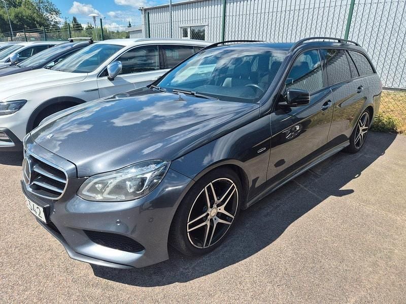 Grå (tenoritgrå metallic) Begagnad 2016 Mercedes E220 Edition Kombi | 189 000 kr (Marknadspris) - Bild 1/4