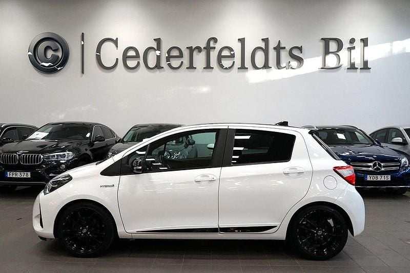 Vit Begagnad 2019 Toyota Yaris Hybrid Sport Halvkombi | 179 900 kr (Superpris) - Bild 1/4