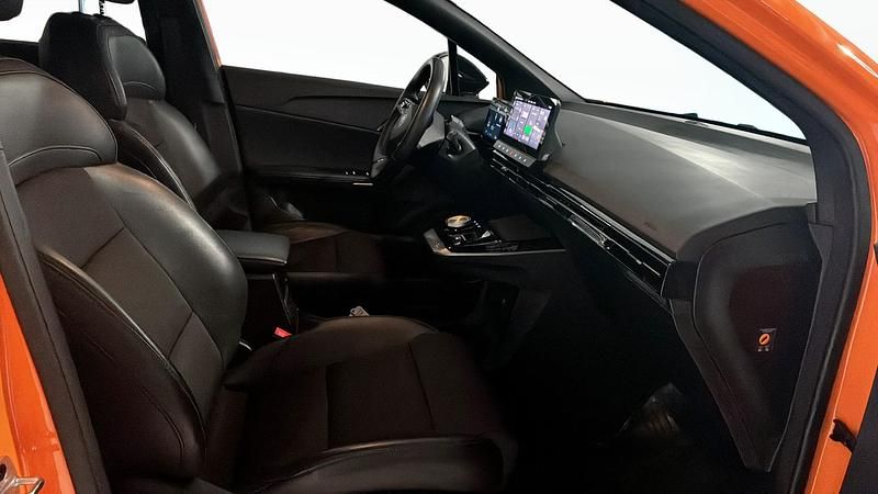 Begagnad MG MG4 EV Luxury 150 kW (204 HK) 2022 Orange Halvkombi